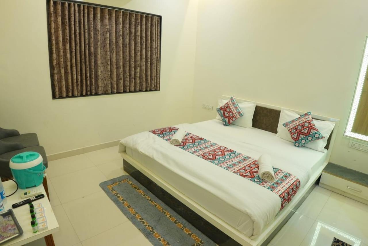 Hotel Ayodhya Virpur ภายนอก รูปภาพ
