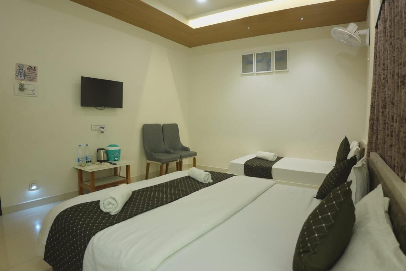 Hotel Ayodhya Virpur ภายนอก รูปภาพ